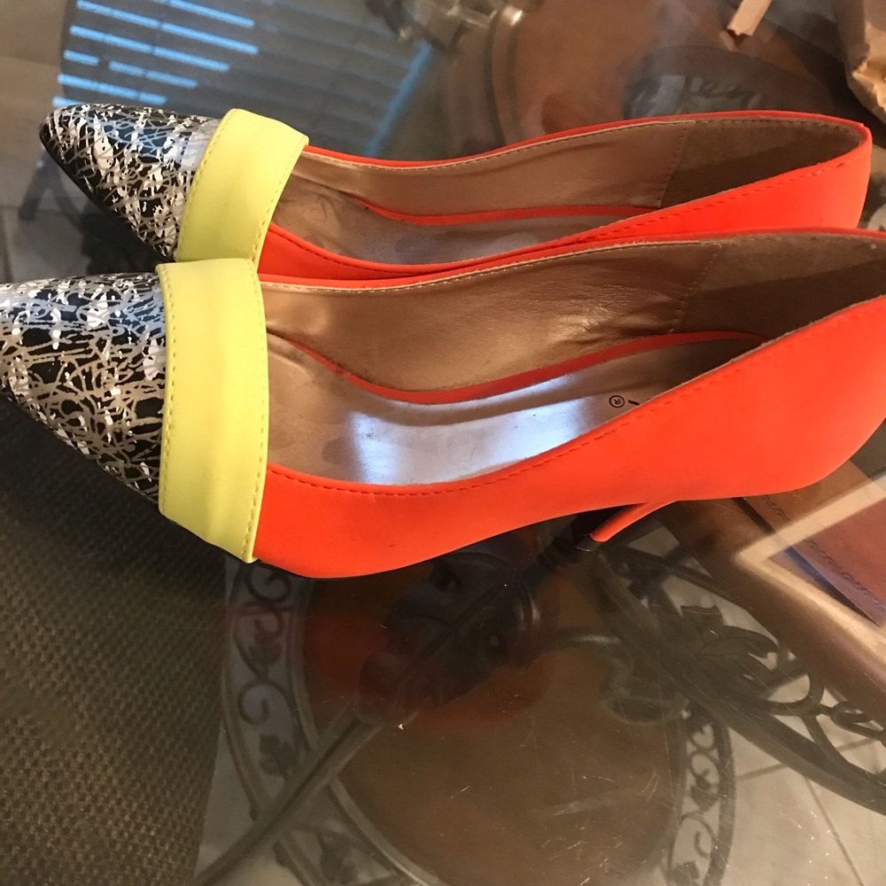 Trendy small heels Size 6